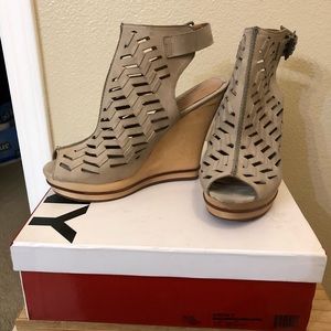 DKNY CECILE LEATHER WEDGE TAUPE 8.5 NIB